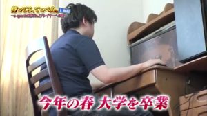 プロゲーマーさん、学習机でゲームをしてしまう