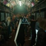 【悲報】FF7Rのクラウドさん、街中でバスターソードを背負って闊歩する